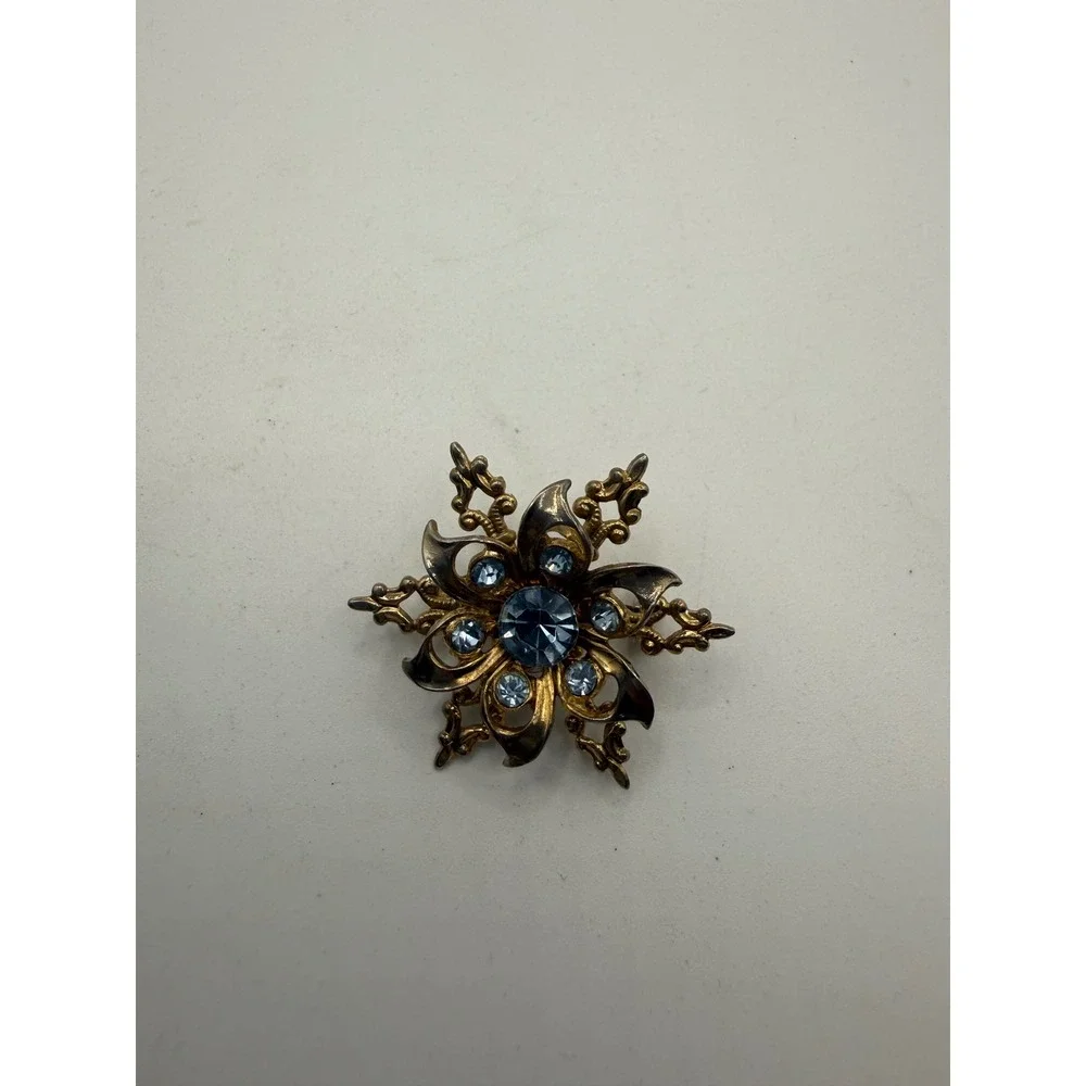 Vintage Gold Tone Starburst Brooch‎ Light Blue Rhinestone Filigree Star Pin